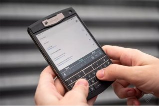 <b>This heavy-duty phone is like a BlackBerry Passpo</b>